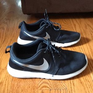 Nike Roshe Run Size 7.5